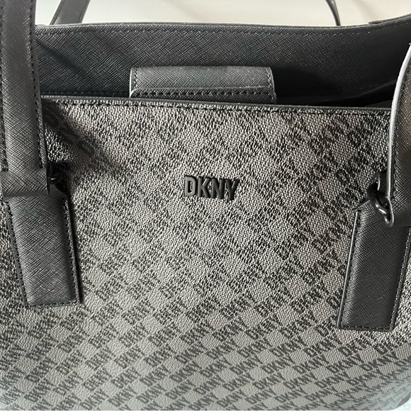 BNWT DKNY TOTE PURSE WITH WROST CLUTCH INSIDE - Picture 2 of 6
